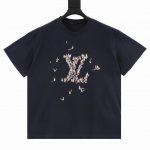 louis Vuitton 路易威登 千纸鹤刺绣短袖 原11,200购入 定织26S双纱无尘棉面料 定染黑绿色 配套1*1双纱螺纹 克重230G 刺绣采用多功能