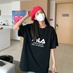 Fila 斐乐中性风格圆领纯棉短袖T恤，颇具标志性的 Logo与颜色素净的基础款型相结合，打造低调百搭又具有品牌特色的代表性单品！ 此款依旧延续了极简设计，经典