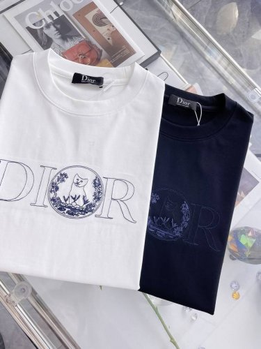 dior迪奥 2025Ss春夏最新款圆领时尚短袖T恤，官网同步，专柜纯棉面料！贴肤舒适，耐看又好穿，重工工艺，经典简约Logo设计，原厂工艺一丝不苟，型男必备单