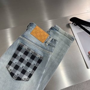 驴牌 25Ss新款休闲牛仔裤系列，开模定制五金配件，面料舒适柔软亲肤，后腰头皮牌压花+涂鸦印花 重工设计理念！上身挺阔有型、不易起皱，百搭时尚，上身版型好！ 码