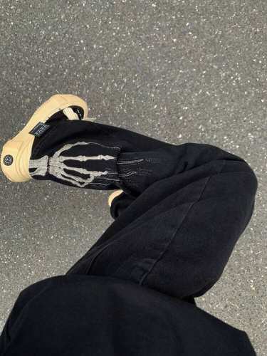 款号Xk2974 美式潮牌高街骷髅手爪刺绣牛仔裤小众设计感Hiphop休闲百搭直筒裤 面料定制经过一流的高工艺水洗 质地紧密 色泽均匀 纹理清晰 上身非常舒适