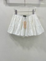 Miumi*25新款蓬蓬半裙春夏新款。浪漫又典雅呀 平腰设计美感华丽，裙身分割拼片的设计，富有层次的不规则抽褶，宫廷感的蓬蓬裙效果，低腰的设计凸显出优美的腰胯线