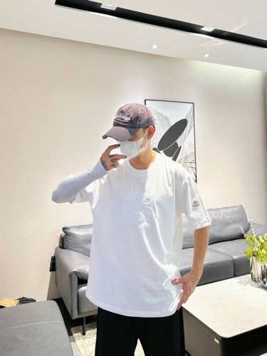 mon* 顶级货品2025春夏新款首发专柜最新款短袖圆领T恤 高端订制 设计前卫时尚！品牌Logo重工艺设计 高端定制260克面料.手感柔软.穿着舒适.专柜级别