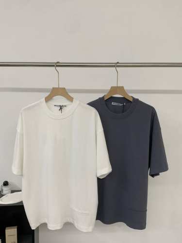 亚历山大 王 Alexander Wang 王式调色师，重度水洗更显高级复古T恤， 25春夏新品压纹字母徽标T，无敌视穿春夏必入单品，秉承大王追求自由不羁的生活