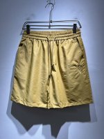 Burber*Y巴*莉 2025春夏新款休闲百搭男女同款休闲短裤 贸易公司渠道稀出 同步官网发售 裤腿标识Logo图案刺绣设计 此款T恤衫甄选客供进口聚酯纤维材