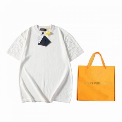 配手提盒+5 1V 新款 提花袖毛织短袖 原版原价10270 毛料选用100%全精梳棉纱纱线 从工艺上来说 精梳棉在制作的过程中会清理出多余的杂质 让织出来的物