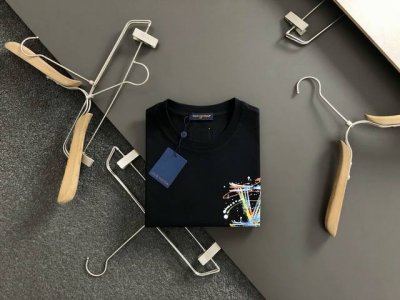 l牌*宽松版型M-Xxxl 25早春最新白色手绘皮牌融合重磅短袖，高端品质专柜原单圆领援助，顶级制作工艺进口面料，专柜款独特设计，采用进口高端订制进口丝线手感一
