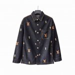 实拍细节图+尺码表 louis Vuitton 路易威登 丹宁水洗动漫刺绣刺绣牛仔衬衫外套 采用斜纹纯棉牛仔布 是天然的棉花纤维 因此具有天然的柔软性和舒适性