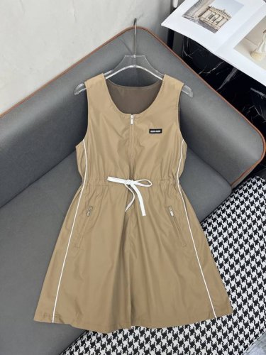miumi* 25Ss新款无袖连衣裙 侧边白色边条拼接 抽绳束腰设计 字母小标签装饰 休闲款 单色三码Sml