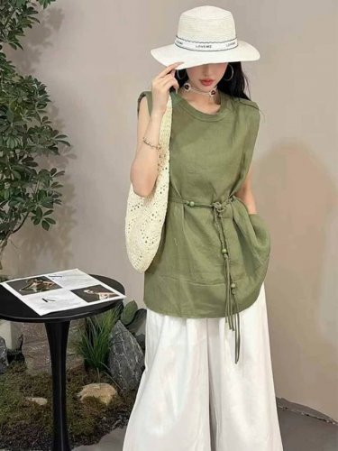 重磅 100%亚麻无袖显瘦小衫 这件亚麻上衣真的绝 简洁无袖设计 夏日清爽不闷热 亲肤透气 贴身穿超舒服 腰间系带设计巧妙勾勒身形 谁穿谁美 闭眼入不亏 三色