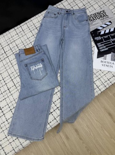 穿出长腿效果 prad*25Ss 后背口袋V刺绣Logo牛仔裤 直筒高腰的裤型 可以将双腿比例感拉到最长 上身就是妥妥的长腿妹子 复古蓝洗水 带有中古感设计 简