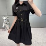 上新 Miumiu 缪缪 25Ss新款工装风连衣裙配腰带！字母绣花装饰 高级大方 ～ 颜色：黑色 杏色 尺码：Sml S码推荐： 80~100 M码推荐：100