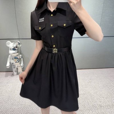 上新 Miumiu 缪缪 25Ss新款工装风连衣裙配腰带！字母绣花装饰 高级大方 ～ 颜色：黑色 杏色 尺码：Sml S码推荐： 80~100 M码推荐：100
