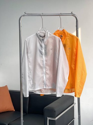 特价 新款始祖鸟防晒服 行走的“防晒伞”真正原单货就是那么自信。 现有尺码：白色S、L，橙色S、M、L、Xl 夏季刚需皮肤衣上线Arc'teryx始祖鸟轻薄款，