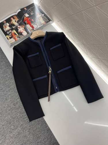 P380Louis Vuitto*2025新品上架 圆领拉链口袋外套 定制Yb进口精仿羊毛材质 肌理明显 高级质感 圆领洋装外套版型 正肩垫肩设计贴合人体更显身