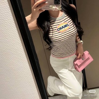 模特图组 款号 Dc110# chanel香奈儿彩虹条纹磨破针织冰丝吊带背心 上身这件条纹无袖背心 经典的条纹元素永不过时 简约又不失格调 胸前显眼的字母标识