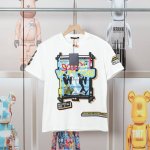 Lv路易春夏白墨定位印花新款短袖T恤 高品质尼龙纯棉面料.前后双袖白墨印花工艺. 定位手描 精准率高达99%.手感舒适柔软 螺纹原版配备 还原特殊工艺带来的潮流