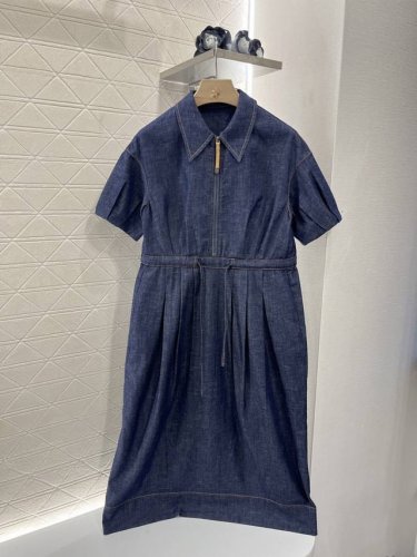 bc*2025新品上架 抽绳牛仔连衣裙 定制Yb天丝棉麻棉牛仔材质 酵素水洗 呈现复古单宁牛仔灰蓝 质感挺括有型 翻领短袖搭配拉链半开襟细节 通体轮廓线点缀 彰