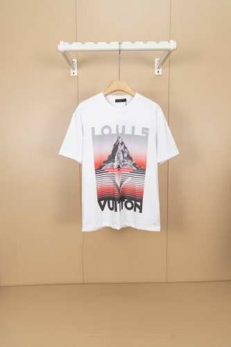 挂拍图 顶级版本-款号X44 Louis Vuitton 路易威登 黄昏屋顶印花圆领短袖 T恤 三标齐全 采用高克重纯棉面料！ 数码直喷 手感非常舒服 Os落肩