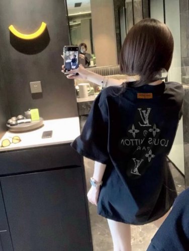 Louis Vuitton路易威登前后烫钻Logo短袖T恤 本期挚爱有点美腻有点品味的钻钻T 太好了 是大小姐平替T恤 我们有救了 重工施华洛水钻颗颗闪耀 闪闪