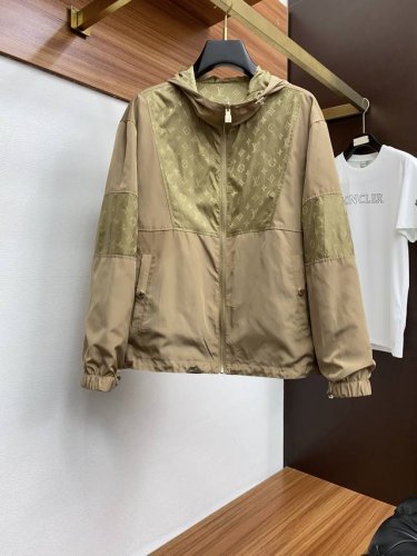主推 1V 路易威登 2025Fw男士连帽 双面夹克男装外套，休闲日常穿搭单品！上身修饰身形、提花面料将时装美学和新都市商务休闲概念完美融合，通体将意式的干练和