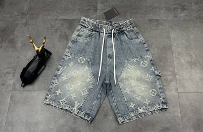 新款短裤上新2025Ss 夏季新品 被问爆 这条Lv牛仔短裤绝了 lv又来拿捏时尚精们的衣柜啦 这条牛仔短裤上身就被疯狂追问 面料 精选高品质牛仔布 手感挺括又