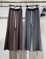 上新啦 独家高定阔腿裤首发 25Ss Miumi*独家爆款慵懒松弛感蕾丝双腰拼接阔腿裤 这款裤子采用桑蚕丝莫代尔混纺面料 既有桑蚕丝的丝滑又保留了莫代尔的细腻柔