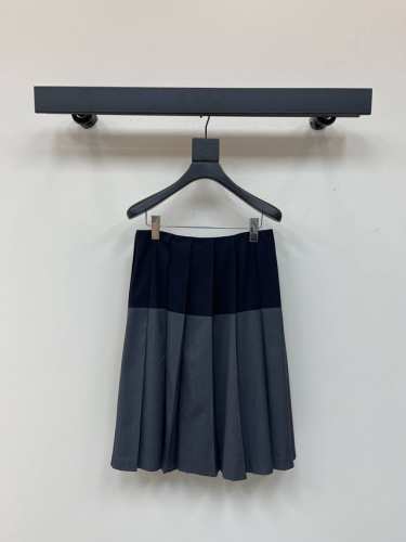 Miumi*25春夏新品蓝灰拼色压褶半裙，高级配色帅气又拉风，轻松打造时尚换季造型。定制进口面料质感超赞。可甜可盐气质减龄少女风上身百搭不挑人！完美做工品质看细