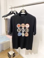 amiri、2025最新款短袖T恤，帅气时尚，胸前顶级印花图案字母Logo，简约百搭款。面料棉 不仅挺括，保持潮流的廓形，又穿着舒适，纱织更细腻，码数M-3Xl