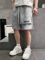路易威登 25春夏新款短裤 这款极简表达现代态度。面布63.1%棉36.9聚酯倩维 超薄复合面料 整体更显质感有力 承载创新精神， 标志性的涂珐琅徽标平添点睛之