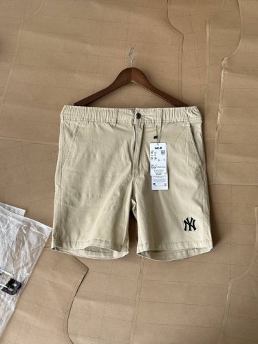 m*Lb官方新品速干梭织短裤~G网售价 560 这种纯色短裤永远是最好穿的 出门的时候不用费心搭配，省时省力又好看～ 梭织速干面料超薄！ 高腰阔腿宽松短裤，不挑