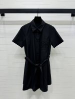上新原单高端品质 Loew* 2025春夏最新系列！官网同步 polo领短袖连衣裙！定制Yb进口棉质混纺材质织造 搭配同色系腰带修饰身材气质优雅 精致尖领搭配前