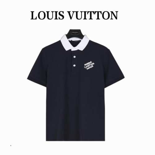 louisvuitton 路易威登 菲董操刀新款胸前刺绣字母短袖Polo衫 原版品质，欢迎对比。这款复古风格的双色Polo衫充分体现了这一点，让人回想起典藏系列