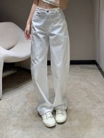 Chane* 25P早春新品 腰间Logo牛仔裤丨独家Yb开发！高版出品！这条牛仔裤是非常难做的一条牛仔裤，整条牛仔裤看起来虽然是白色的，但是要经过三道水洗工艺