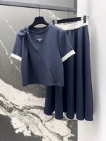 pd 25Ss 春夏新品学院风撞色休闲套装 经典三角标扭结短袖上衣搭配开叉半裙 随性休闲感一套搭配版型上身巨显瘦 高品质纯棉面料轻薄透气不失挺括感 贴身很舒服