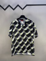 P270 Gucci 古驰 2025Ss 印花翻领沙滩短袖衬衣 采用黑色、白色和绿色桑蚕丝面料打造 通体缀饰冲浪者印花 并饰以珍珠母贝纽扣 尺码：S M L X