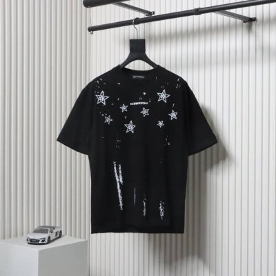 chrome Hearts 克罗心 25Ss 斑驳梵文星星印花短袖面料采用26支精棉双纱230克，经过高温预缩处理克重高达260克，触感细腻柔软，质地透气，配套