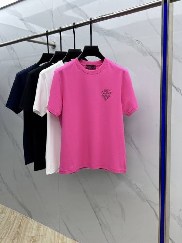 guc*古驰 2025春夏新品上市时尚经典圆领短袖时尚单品设计，更加时尚舒适，高标准定制，上身非常有型，胸前品牌Logo 客供辅料，客供进口高档面料质感非常细腻