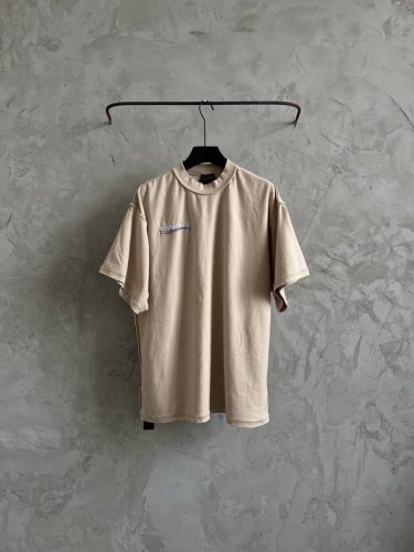 Balenciaga新款巴黎世家可乐反穿短袖T恤25Ss早春款专柜同步上新 纯棉双纱高克重面料350克纯棉重工洗水割破，进口田岛绣花机刺绣，成衣洗水磨烂做旧效果