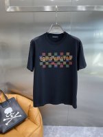 Lv家 Lv炫彩黑T 黑色基调上的缤纷时尚 胸前彩色的方块图案错落有致，搭配上醒目的“Louis Vuitton”金色字母，瞬间打破黑色的沉闷，带来满满的潮流感