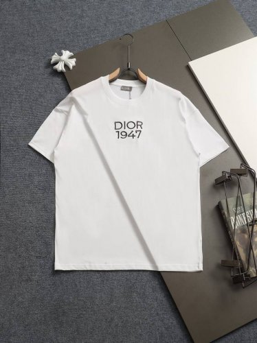 Dior 迪奥 Cd 微宽版版型 Xs-L Cd专柜热卖款 25Ss胸前刺绣字母1947Logo图案 作为奢侈界的龙头，D家可谓是当之无愧了，而今天要说的这件作