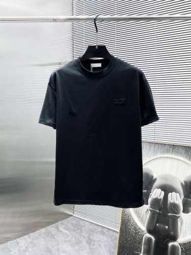 迪奥 Dior 2025Ss新款 半袖 体恤 短袖 圆领T恤，高端版本！专柜定制面料 透气舒适度高，细节无可挑剔，品牌元素设计理念，体现高品质。手感细腻柔软！呈