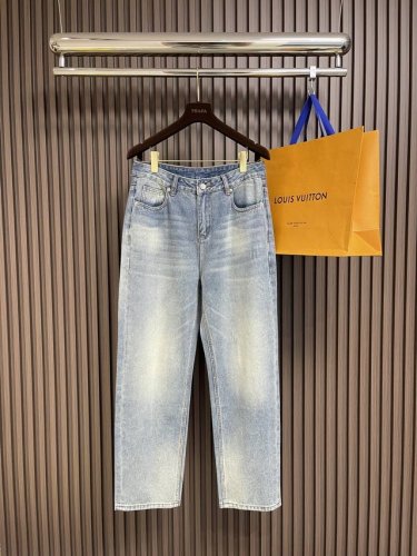 Moncler 新款牛仔裤，超级百搭、殿堂级的牛仔裤，采用丹宁牛仔布，通过环保洗水工艺使面料变得柔软，面料微弹，舒适度更高，内里包边，刻字五金纽扣、皮牌、织麦辅