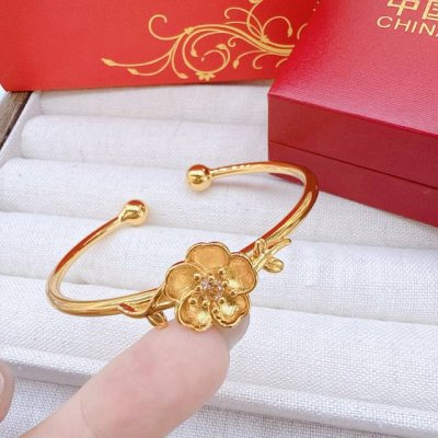 粉钻桃花开口手镯 招桃花必备！中国黄金小桃花黄金手链姐妹们！最近挖到一款神仙黄金搭配！直接戳爆我的少女心！桃花+黄金手镯的绝妙组合，不仅日常百搭，连玄学党都直呼