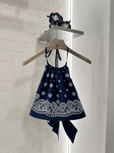 Miumi*2025新品上架 挂脖吊带背心短裙套装 定制Yb丝光全棉材质 舒适细腻 质感光泽 挂脖吊带背心压褶短裙套装 通体藏蓝色打底点缀定位腰果花多重花纹 满