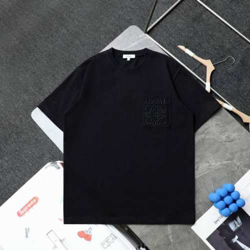 上新 顶级复刻 高端定制 Loewe 罗意威 新款口袋刺绣休闲圆领短袖T恤 颜色：黑色 白色 购入原版开模打造，全套定制辅料，细节决定成败。 Loewe罗意威创