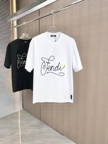 Fendi 芬迪 2025春夏新款 圆领短袖 盘绳绣挨针绣 左侧车小标纽扣 采用高克重320克双纱精梳棉面料 微宽松版型 面料手感柔软厚实 男女同款 颜色：黑