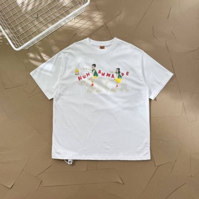 过验级Human Made插画系列情侣骑北极熊情侣款短袖T恤 2558 这件T恤上的图案是两个人物形象坐在几只北极熊上，人物旁边还有一个小房子造型的图案 ，同时