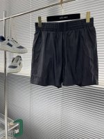 驴牌 25Ss新款沙滩短裤于速干科技面料铺陈全幅 Damier 压纹，再借 Marque L.Vuitton DéPoséE 标识含蓄抒写品牌印记。经典简约设计