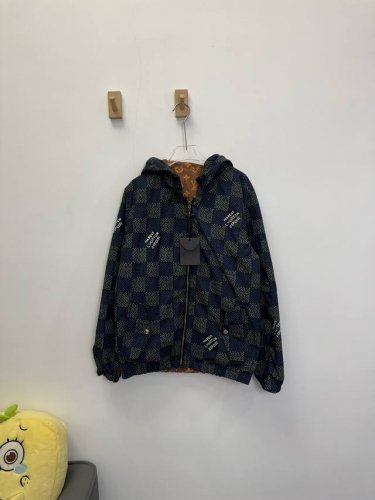 款号：Y01 Louis Vuittone新款 早春新品 双面穿风衣系列 这款图案可翻转风衣出自 2025年春夏时装秀一面采用充满活力的蓝色和绿色调展现了 Da
